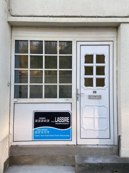Pose d'un ensemble composé d'une porte d'entrée et d'un fixe latéral en aluminium gris anthracite extérieur et blanc intérieur secteur Goderville 76