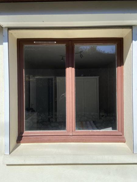 Société spécialisée dans l'installation d'une fenêtre en PVC blanc, avec oscillo battant et grille de ventilation sur Goderville 76