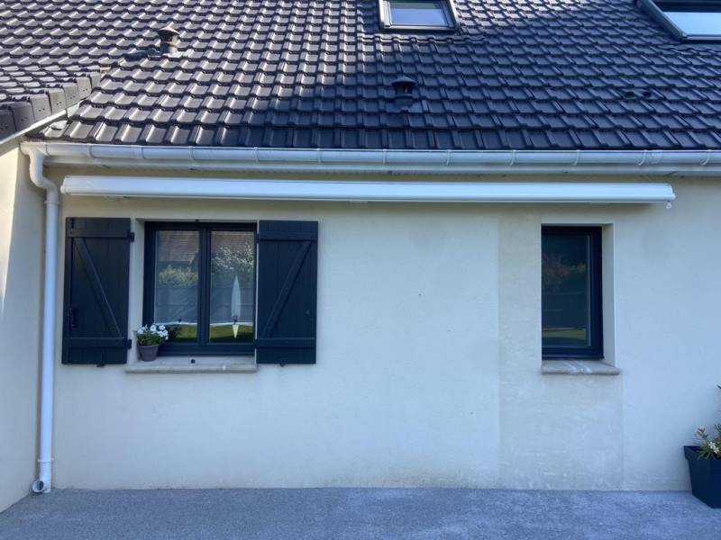 Pose d'un store banne à commande électrique radio avec capteur de vent EOLIS 3D Yport (76)