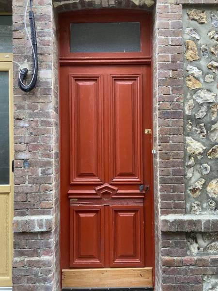 Spécialiste pour la pose d'une porte hybride en pvc/aluminium RAL 3004 extérieur, blanc intérieur sur le secteur de Goderville (76)