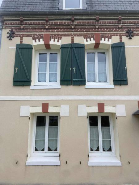 Pose de volets roulants solaires en 7016 gris anthracite de chez FLO sur le secteur de Fécamp (76)