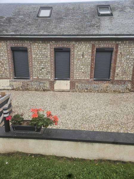 Artisan RGE pour l'installation de volets roulants solaires de chez FLO en 7016 sur le secteur de Goderville (76)