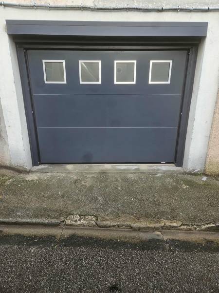 Remplacement d'une porte de garage vétuste par une porte de garage sectionnelle motorisée de chez GARATEC en RAL 7016 sur Fécamp (76)