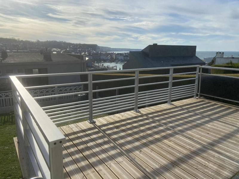 Professionnel pour l'installation d'un garde-corps en aluminium de chez DC PRODUCTION, coloris gris galet sur le secteur d'Epreville (76)