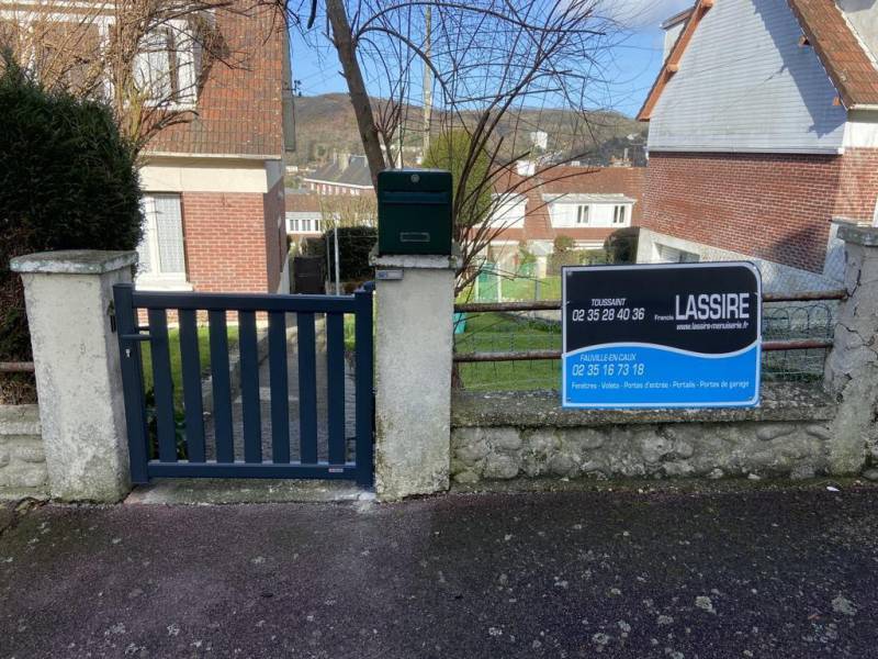 Artisan menuisier pour l'installation d'un portillon de chez Closura en aluminium, gris anthracite sur le secteur de Goderville (76)