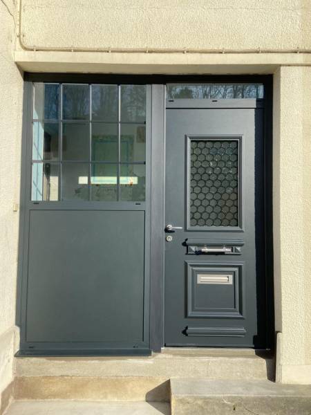 Pose d'un ensemble composé d'une porte d'entrée et d'un fixe latéral en aluminium gris anthracite extérieur et blanc intérieur secteur Goderville 76