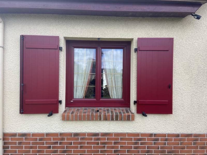 Installation de volets roulants solaires RAL rouge 3004 sur le secteur de Fécamp(76)