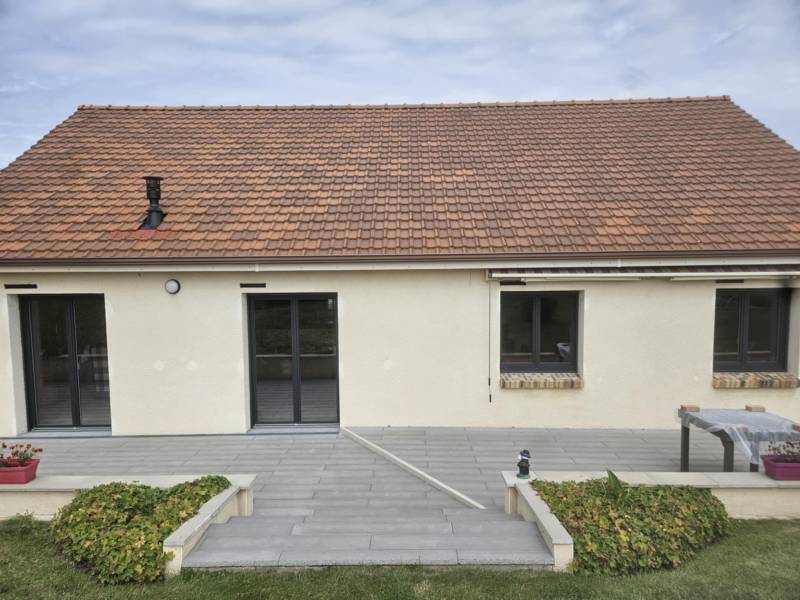 Professionnel pour le remplacement de fenêtres et portes-fenêtres en PVC ral 7016 extérieur et blanc intérieur avec volets roulants intégrés de chez PROFERM, secteur Fécamp (76)