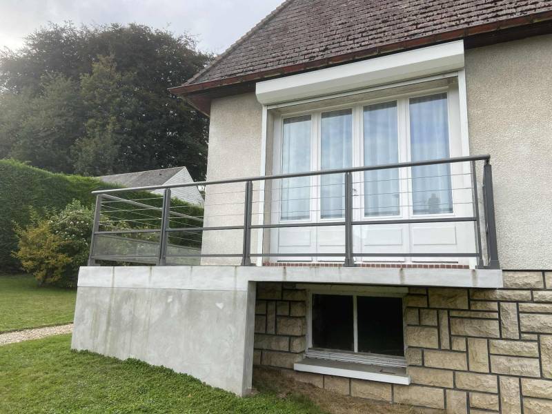 Professionnel de la menuiserie pour la pose d'un garde-corps en aluminium de chez DC PRODUCTION sur le secteur de Fécamp (76)