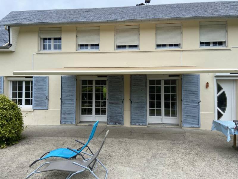 Entreprise de menuiserie pour la pose d'un store banne motorisé avec capteur de vent de chez EUROCOM STORES sur le secteur de Goderville 76