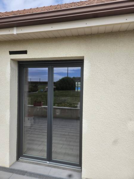 Professionnel pour le remplacement de fenêtres et portes-fenêtres en PVC ral 7016 extérieur et blanc intérieur avec volets roulants intégrés de chez PROFERM, secteur Fécamp (76)