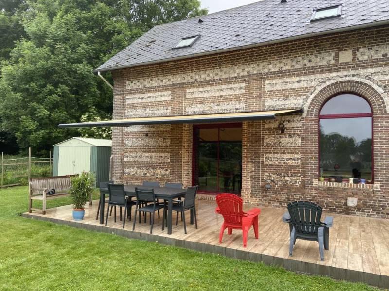 Menuisier pour l'installation d'un store banne électrique de chez EUROCOM STORES, coffre gris et toile RAL 6318 secteur Yvetot (76)