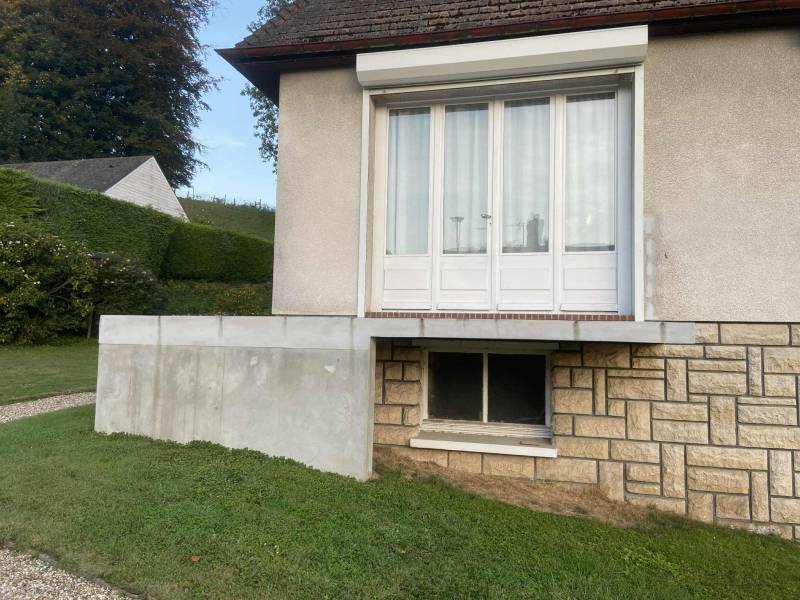 Professionnel de la menuiserie pour la pose d'un garde-corps en aluminium de chez DC PRODUCTION sur le secteur de Fécamp (76)