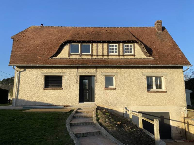 Artisan menuisier pour la pose de menuiseries en aluminium de chez PROFERM coloris RAL 9005 avec VRI, secteur FECAMP (76)