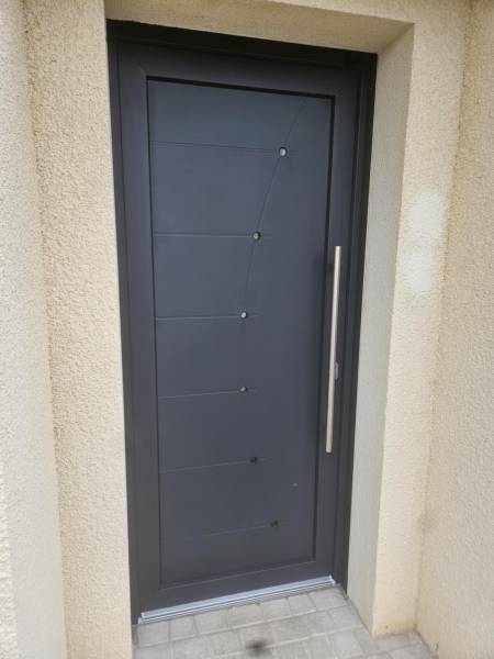 Pose d'une porte d'entrée ral blanc intérieur /7016 extérieur, fermeture 5 points, barillet de sécurité, seuil PMR et bâton de maréchal  de chez PROFERM, secteur Fécamp (76)