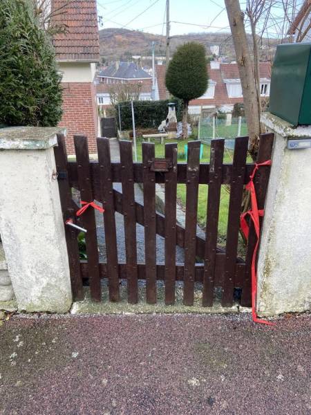 Artisan menuisier pour l'installation d'un portillon de chez Closura en aluminium, gris anthracite sur le secteur de Goderville (76)