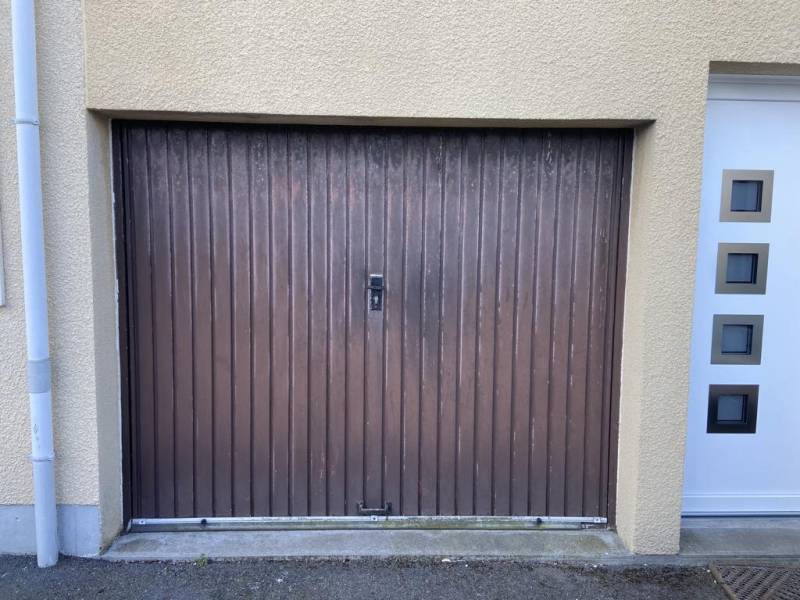 Pose d'une porte de garage de chez CORREZE FERMETURES, en pvc blanc avec hublots rectangulaires sur le secteur de Goderville 76