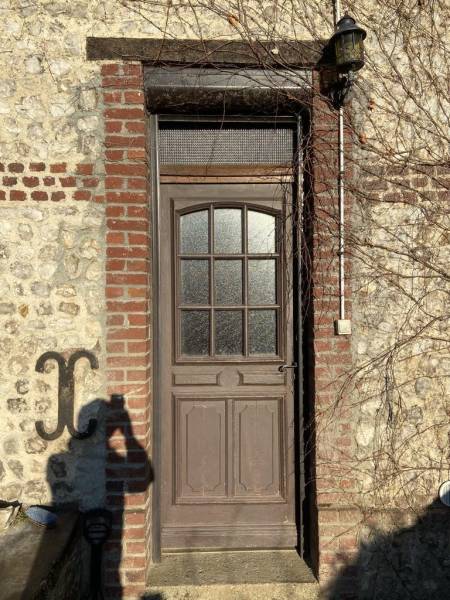 Entreprise de menuiserie spécialisée dans la pose d'une porte d'entrée en PVC avec imposte fixe, coloris noyer 2 faces secteur Goderville 76