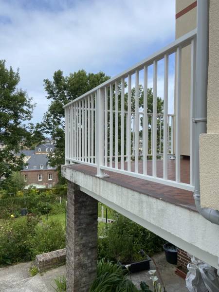 Garde-corps en aluminium blanc : faire installer par un professionnel du secteur, Fécamp (76)