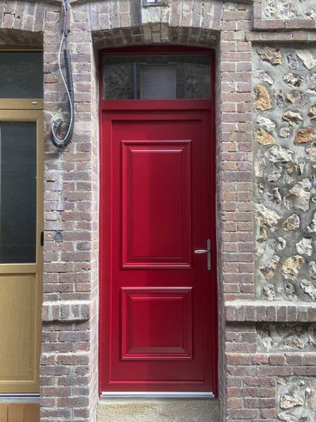 Spécialiste pour la pose d'une porte hybride en pvc/aluminium RAL 3004 extérieur, blanc intérieur sur le secteur de Goderville (76)