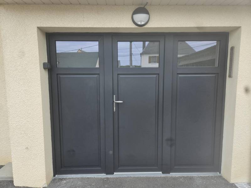 Spécialiste RGE: porte d'entrée avec 2 fixes latéraux, soubassement plein isolé, vitrage haut de sécurité dépoli, RAL 7016, secteur Goderville (76)