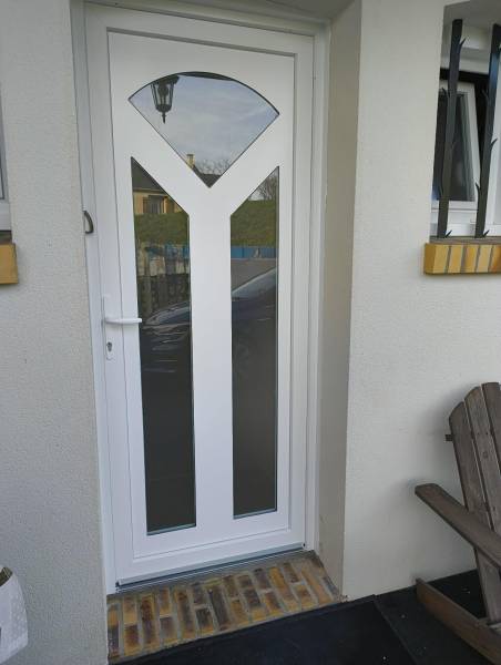 Entreprise RGE sur Fécamp : remplacement d'une porte d'entrée en PVC